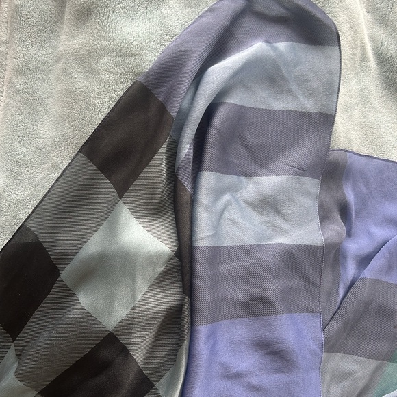 Burberry Scarf. - Picture 2 of 5